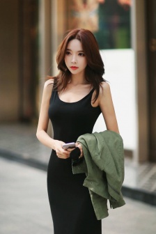 初中女生躺在桌上當美食