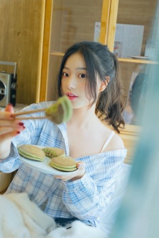 女性左腿叉開腿肚子中間疼視頻大全