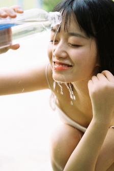 擁擠的帳篷里動漫