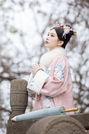 男生和女生一起打斗地主