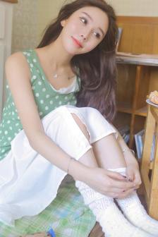 邊摸邊吃奶又黃激烈視頻