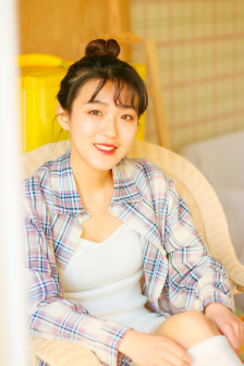 女生把球球給男生抓的視頻