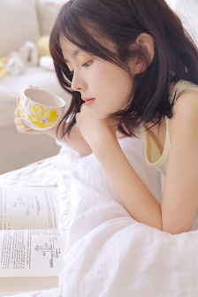 騎著裝有假玩具的自行車