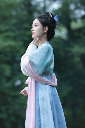 撕開胸罩一邊親一摸就硬了正常嗎