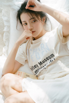 兩個女孩子親親