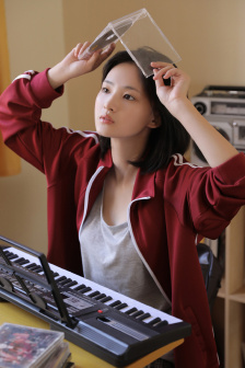 《劫匪當丈夫面欺負妻子》