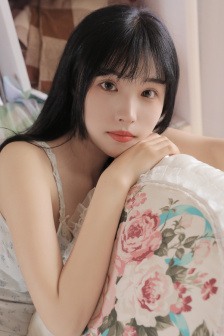 他解開內褲把舌頭進去的視頻