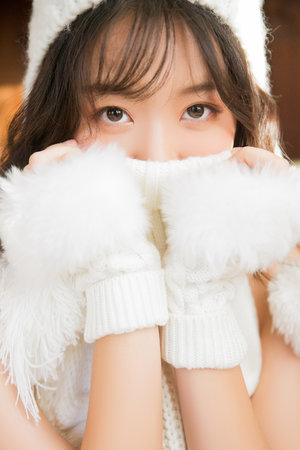 上官婉兒拿一支筆稿自己