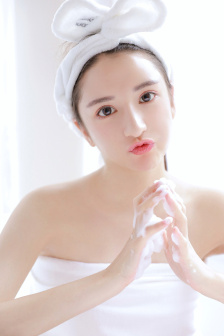 廚房里撞擊旗袍美婦